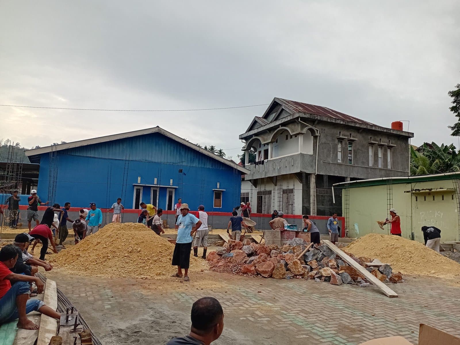 Semangat Gotong Royong Warga Warnai Pembangunan Fasilitas Masjid di Kelurahan Kessilampe